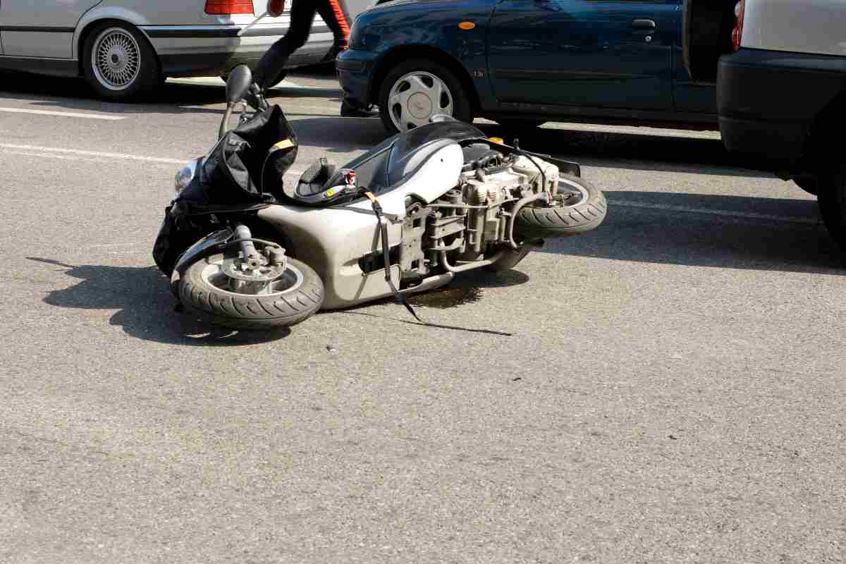 Napoli incidente scooter morto 38enne