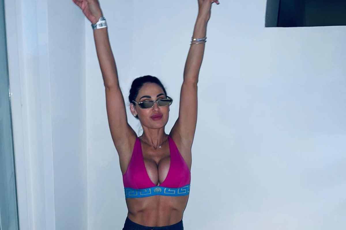 Anna Tatangelo bikini fuoco