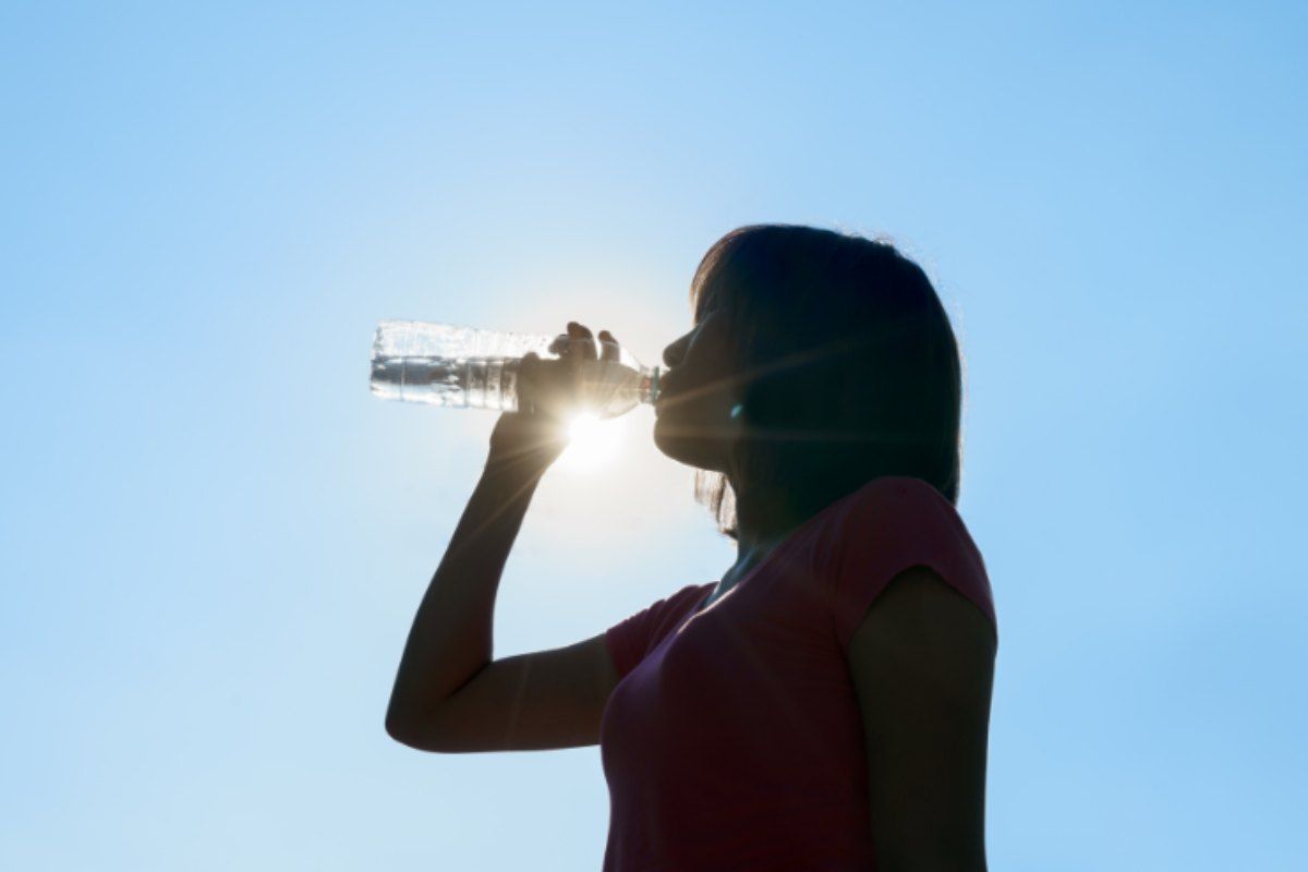 bere acqua con il caldo