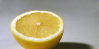 Spremi un limone sotto la porta di casa
