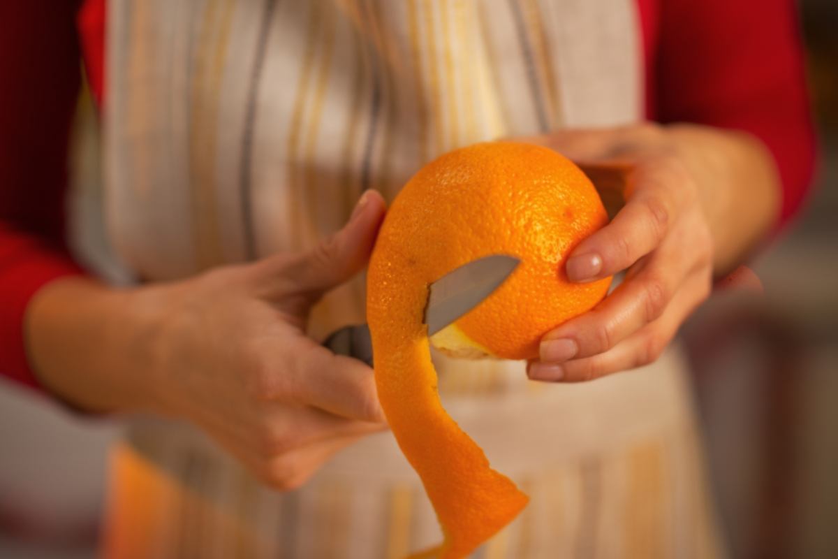 sbucciare arance