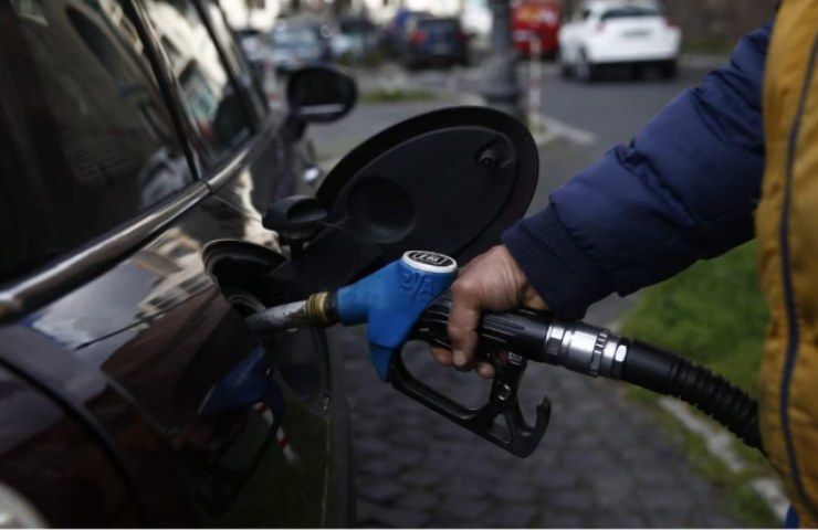 Prezzo carburanti: bonus entro l'autunno