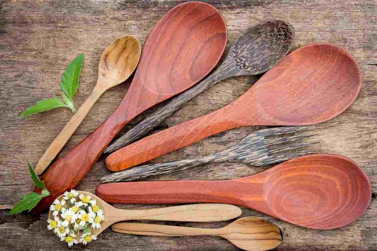 Disinfettare e pulire bene cucchiai in legno
