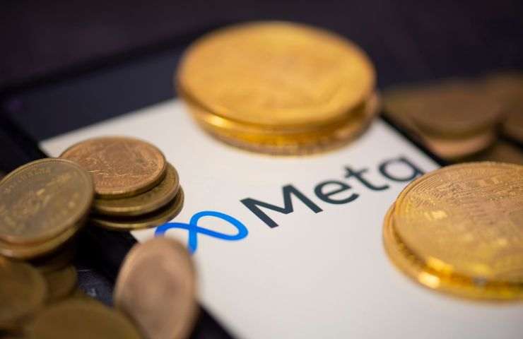 Logo Meta su smartphone con soldi