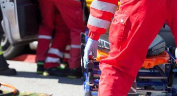 Malore mentre si reca in auto in ospedale: uomo muore davanti al figlio